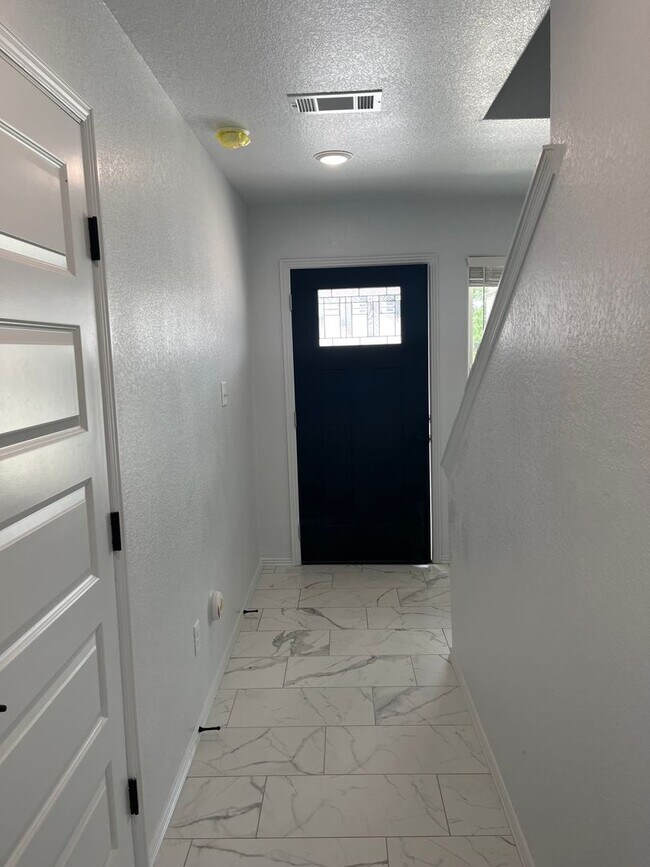 Building Photo - COX-NORTHRIDGE DR-2