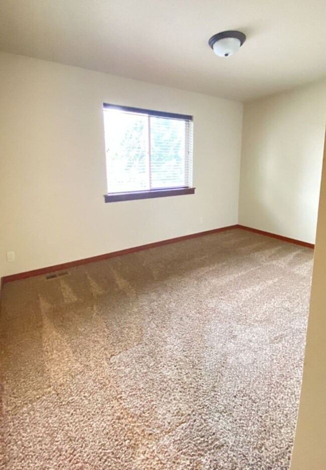 Building Photo - Spacious 3 bedroom 2.5 bath Post Falls Duplex