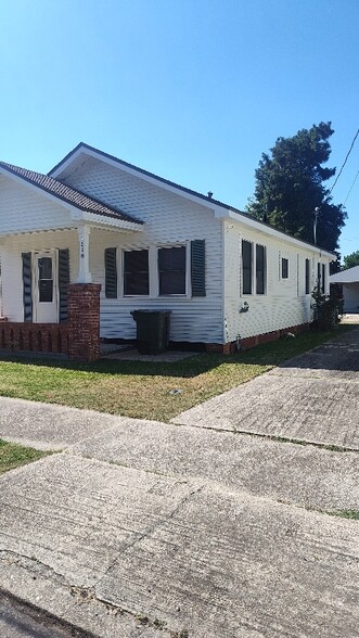 Building Photo - 1210 Roussell St