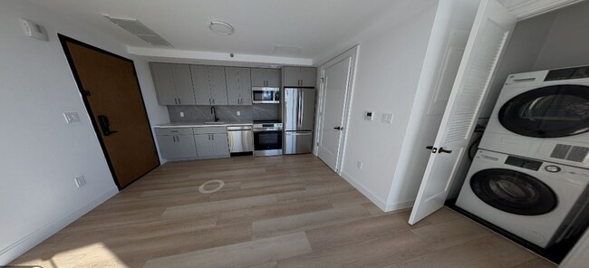 Building Photo - Astoria Point