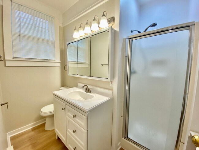 Building Photo - Charming 3 Bed 2 Bath Portland Bungalow!