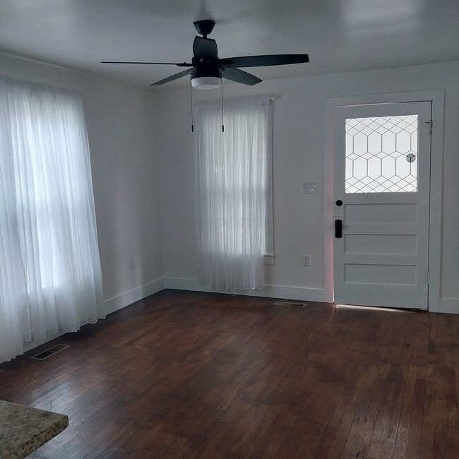 Building Photo - Cottage Style Dollhouse with $300/mo utility allowance!