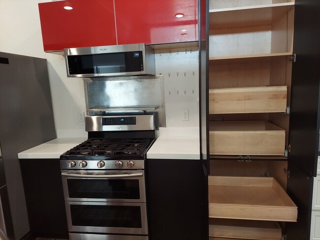 Building Photo - r221-7