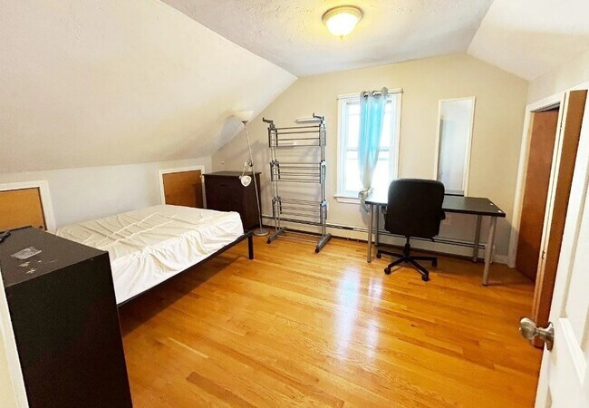 Building Photo - 40 Plymouth St