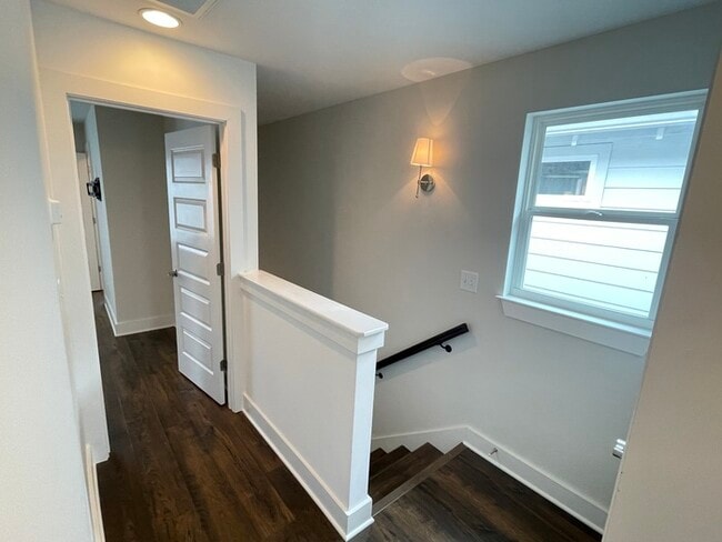 Building Photo - Off Stewart's Ferry Pk in Donelson with fe...