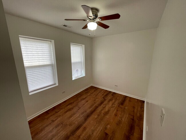 Building Photo - 1320 W 57th St