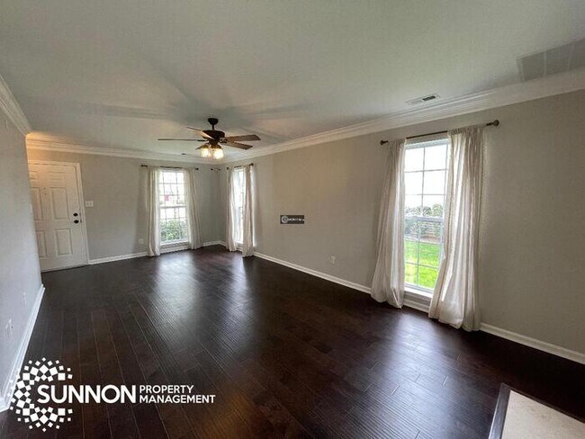 Building Photo - 4 Bed 2.5 Bath House with Great Yard