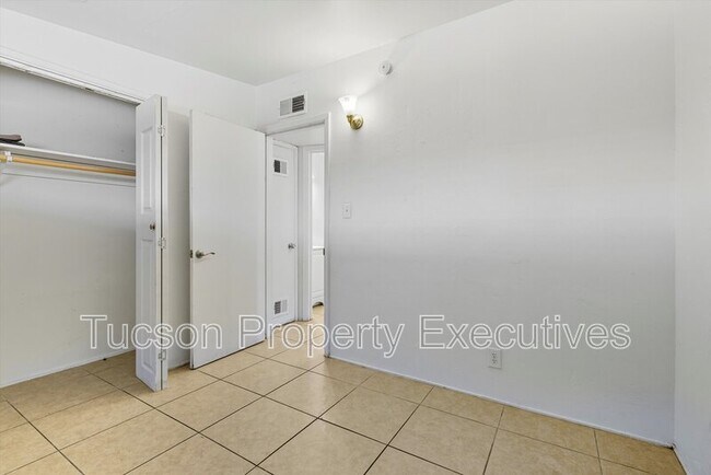 Building Photo - 1638 N Beverly Ave