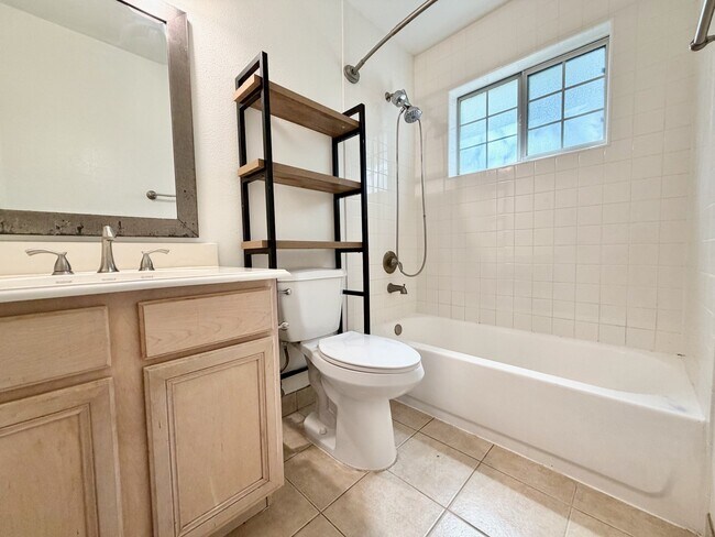 Building Photo - 2126 Banks St