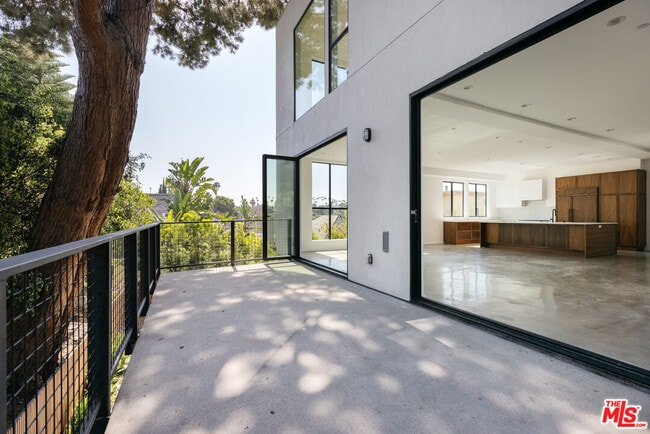 Building Photo - 1628 1/2 Micheltorena St