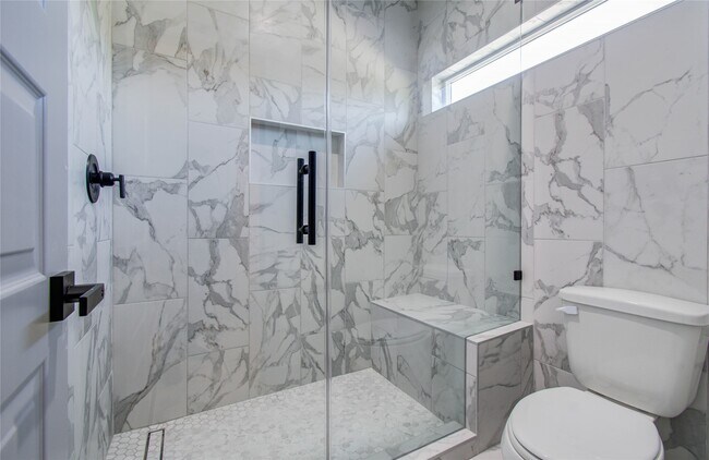 Building Photo - 837 S Victory Dr