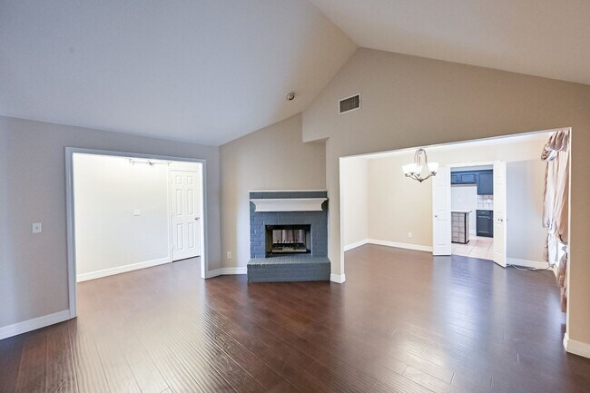 Building Photo - Dallas Split Bedroom