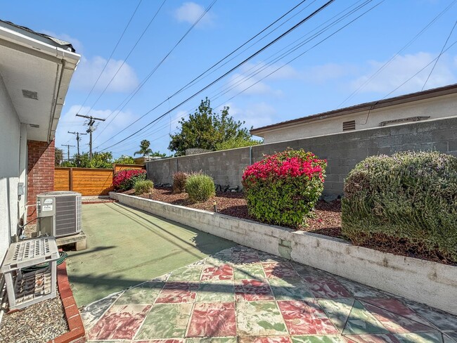 Building Photo - Beautifully Upgraded 2B/2BA House W/ 2-Car...