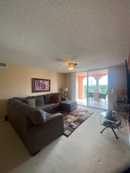 Building Photo - 19501 E Country Club Dr