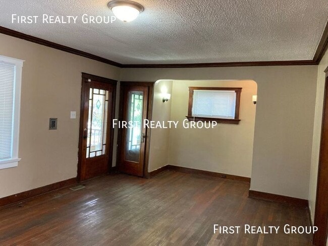 Building Photo - 1102 Beaumont-