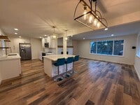 Building Photo - Stunning 4 Bed 3 Bathroom Home!