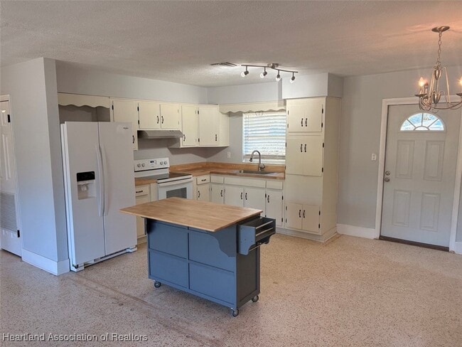 Building Photo - 4018 Lakewood Rd