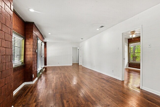 Building Photo - 405 N Prairie Ave