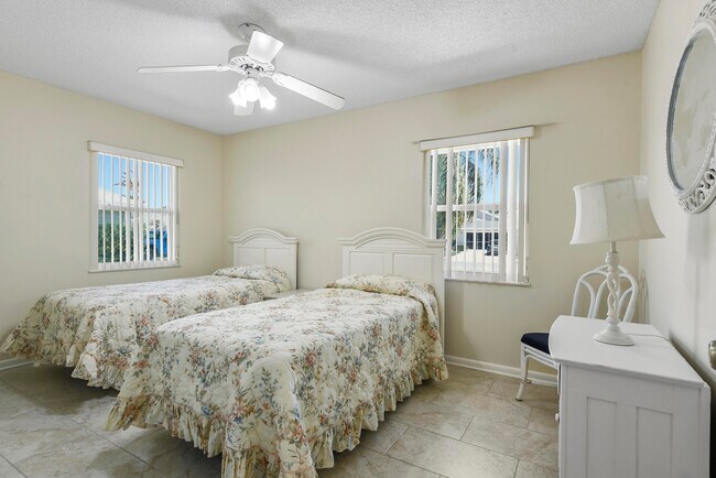 Building Photo - 6940 SE Lillian Ct