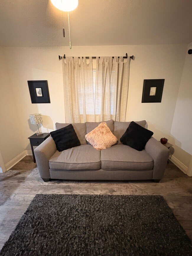 Building Photo - 635 Queens Cir