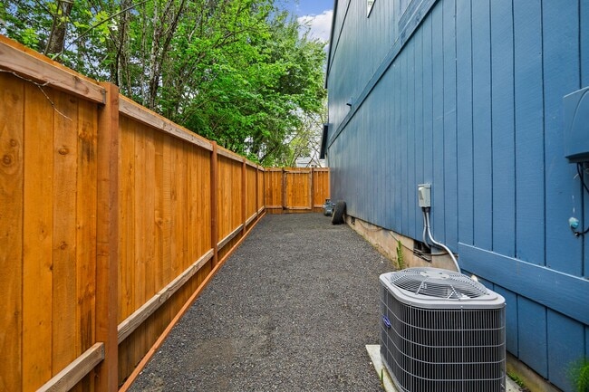 Building Photo - 6133SE