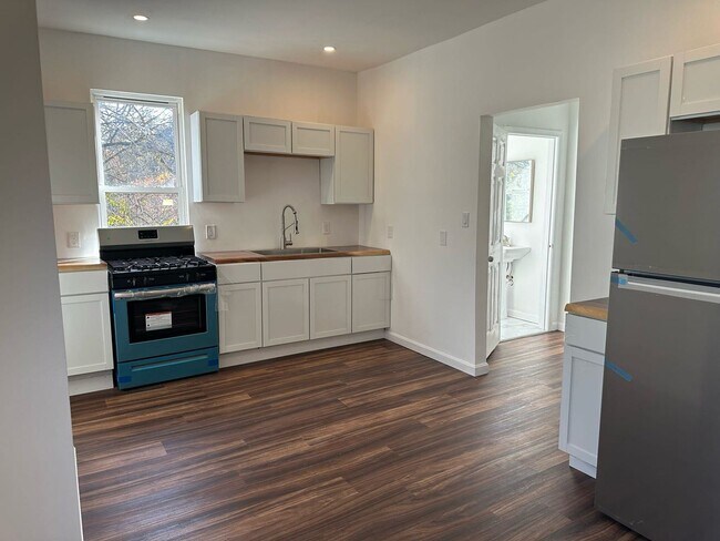 Building Photo - 3 br, 2.5 bath House - 417 E Burgess