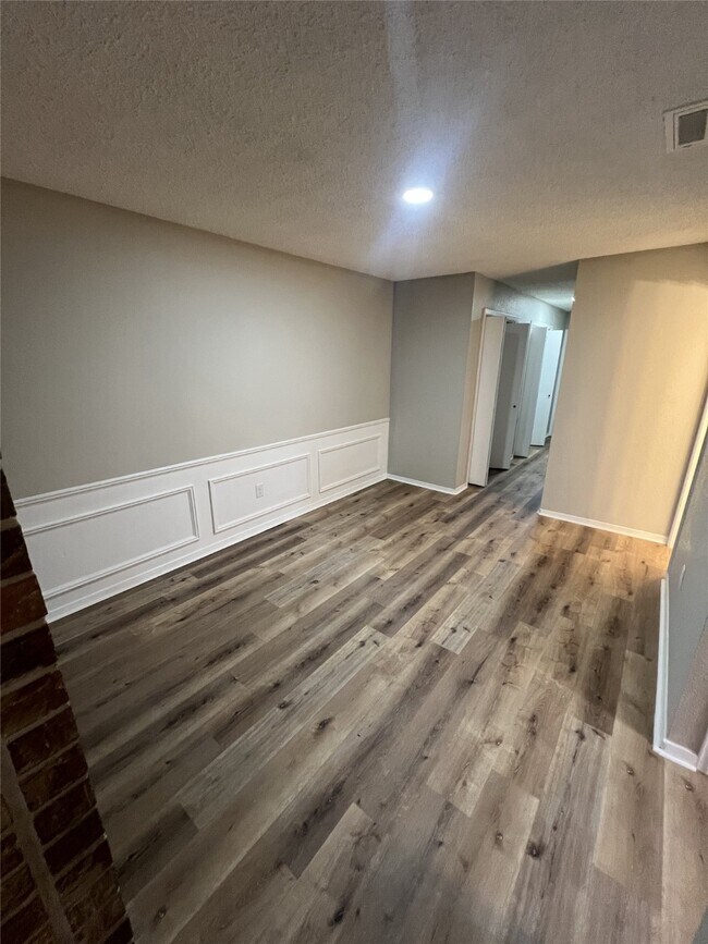 Building Photo - 1310 Town Cir