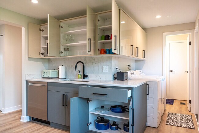 Building Photo - 908 Long Meadow Dr