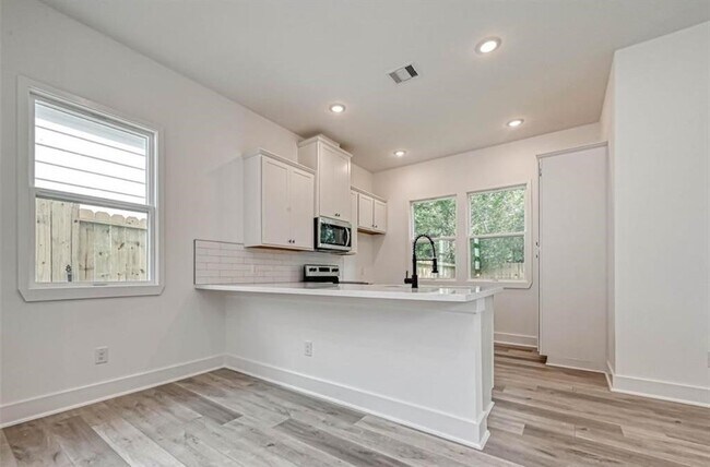 Building Photo - 8405 Schneider St