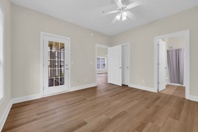 Building Photo - Beautifully renovated condo offering 3 Bed...