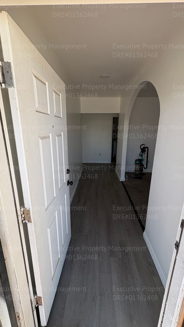 Building Photo - 4 bedroom 2 bathroom house in East Bakersfield near park and schools.