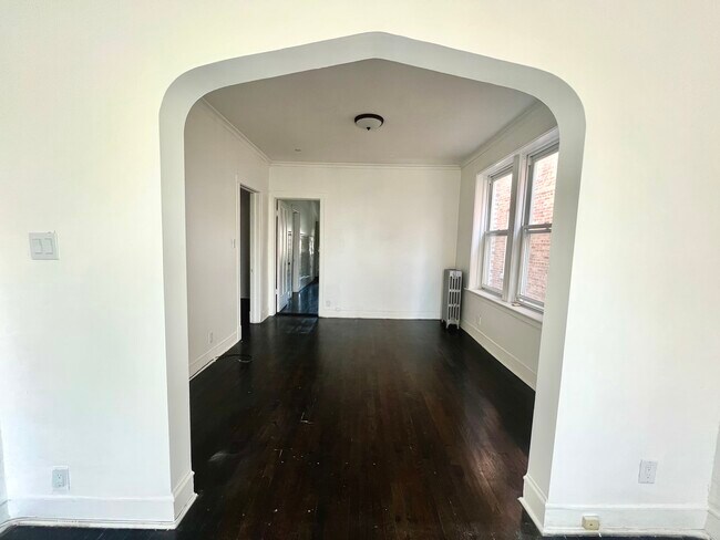 Building Photo - 4143 N McVicker Ave