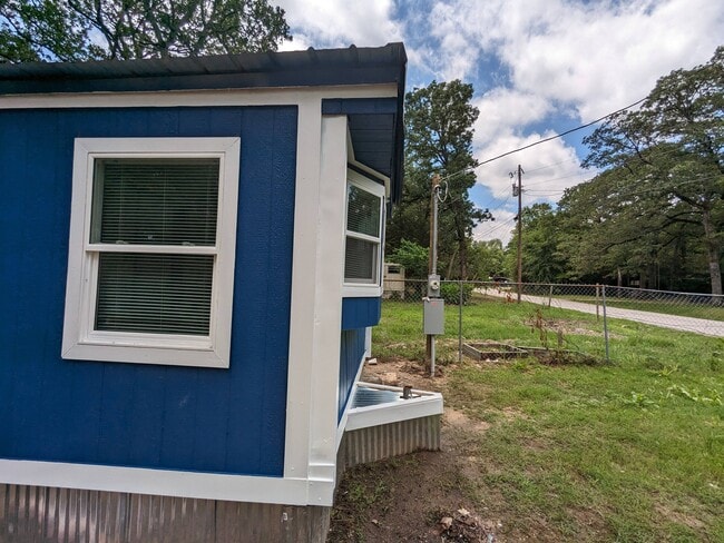 Building Photo - 300 Royal Way