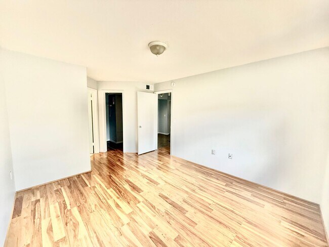 Building Photo - Two  bedroom and two bathroom condo with lakeview balcony