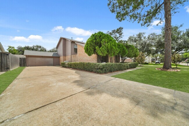 Building Photo - 3010 Manila Ln