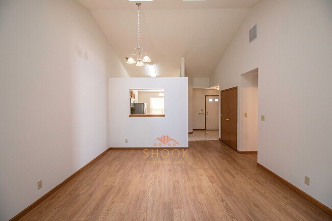 Building Photo - AVAILABLE IN AUGUST - CUTE AND COZY 3 BR HOME IN DESIRABLE NEIGHBORHOOD