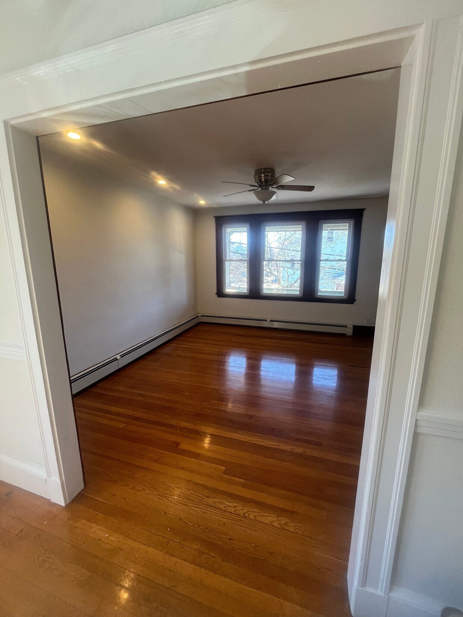 Open livingroom - 91 Dustin St