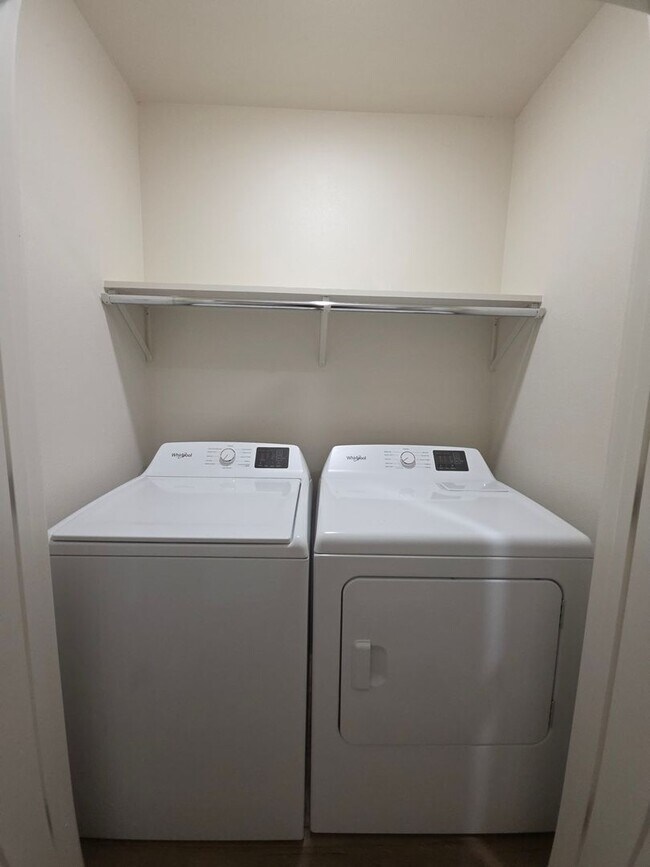 Building Photo - 703 W 12th St