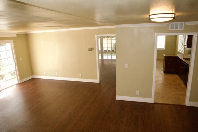 Building Photo - 2103 MacKay Ln