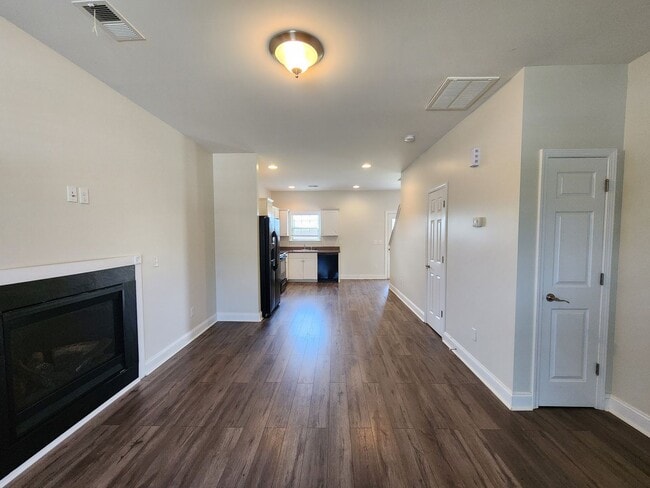 Building Photo - Great Location in the River Stone Community!