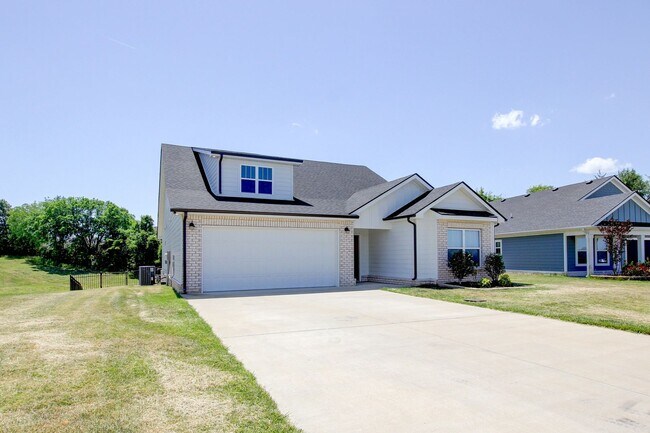 Building Photo - Fresh and Clean 3 bed/2 bath minutes from Exit 8.  Show Stopper!