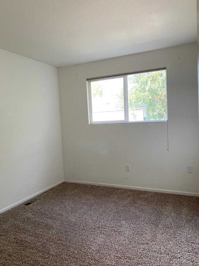 Building Photo - Beautiful 3 Bedroom 2 Bath Townhome with Attached 1 Car Garage for Rent in Northwest Loveland, CO