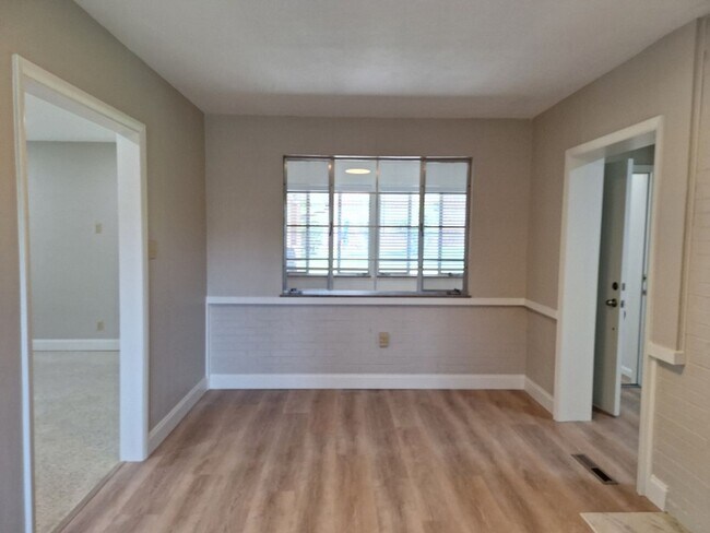 Building Photo - 6826 Dorchester Dr NW