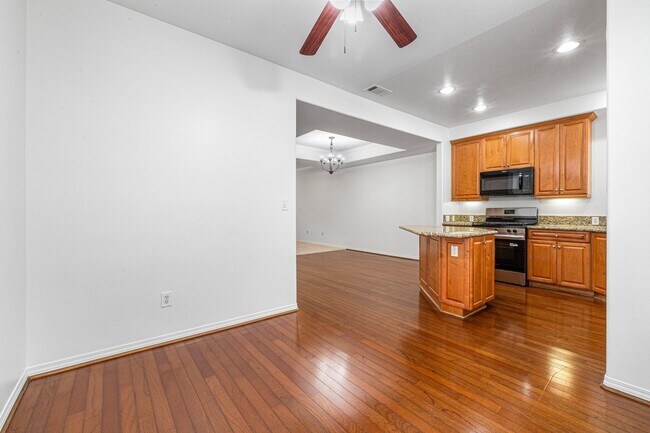 Building Photo - 3-Bedroom Townhome in Gated Bay Harbor