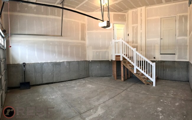 Building Photo - Beautiful Edge Townhome in Bluffdale