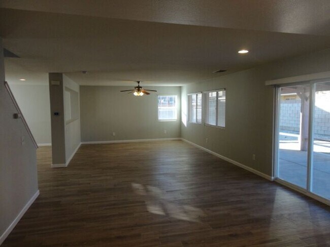 Building Photo - Beautiful 4 + 2.5 Home Palmdale