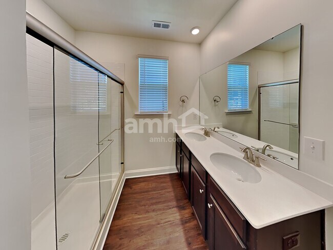 Building Photo - 561 Rivermist Dr