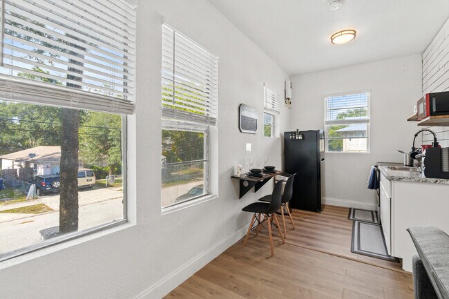 Building Photo - 911 E 23rd Ave