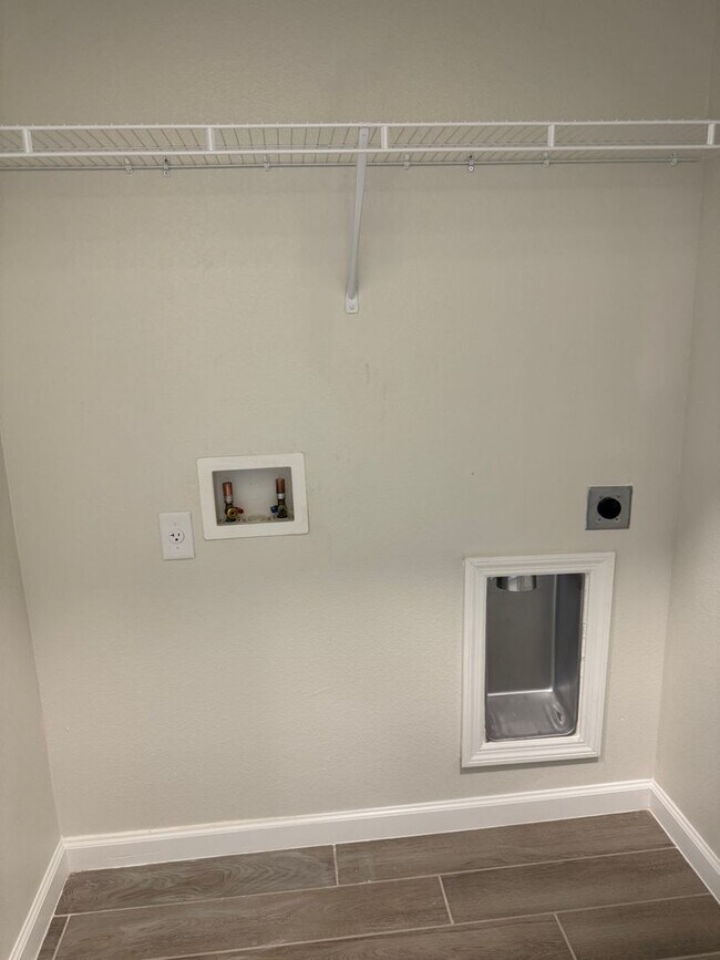 Building Photo - GATED 3 BEDROOM, 2.5 BATHROOM IN OVIEDO