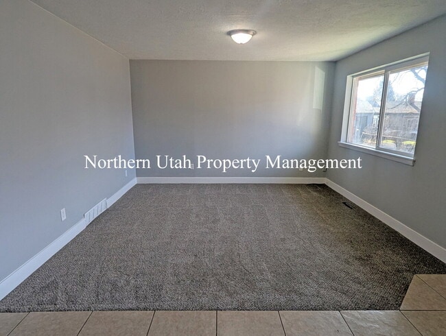 Building Photo - 4 Bed, 2 Bath